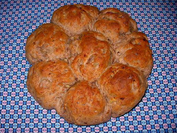 Pains aux noix et aux oignons