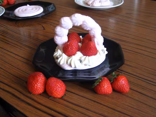 Panier de meringue aux fraises