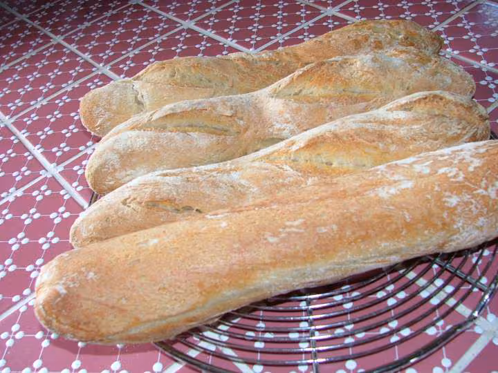 Baguette retournee dans la fournee du jour sur plaque