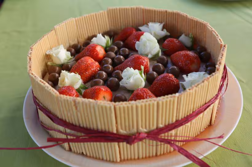 Bavarois fraises siflorettes sur biscuit palet breton deco paille d or roses blanches fraiches fraises et maltesers