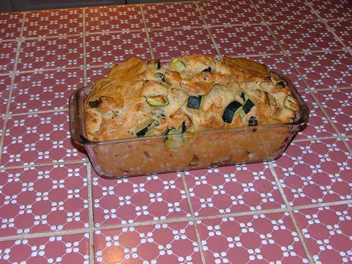 Cake courgettes et olives tout juste sorti du four