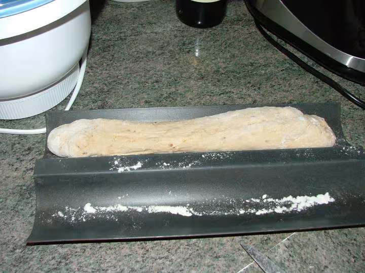 Pain en map et cuisson four premiere baguette deposee dans le moule a baguettes