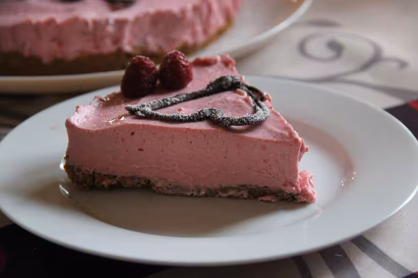 Part de bavarois framboises pour la fete des mamies