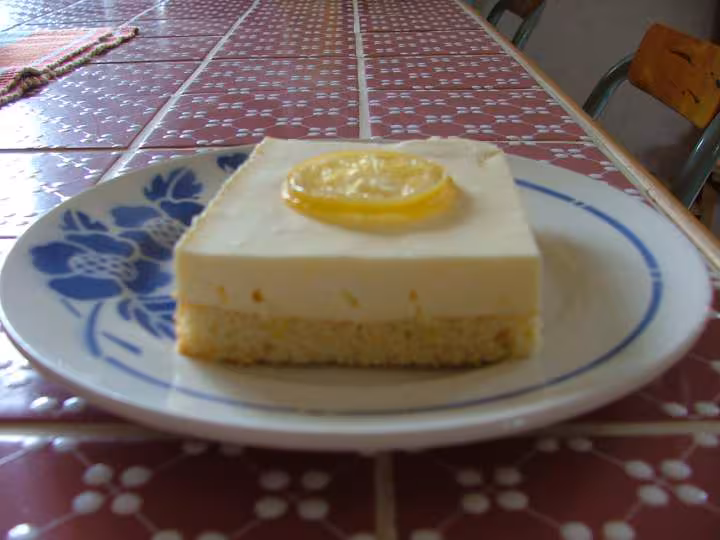 Part de gateau mousse citron sur biscuit