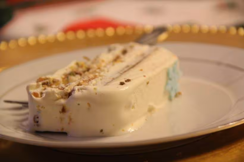 Part de la b che choco blanc gaufrettes fines choco pralin maison et pistaches torr fi es maison