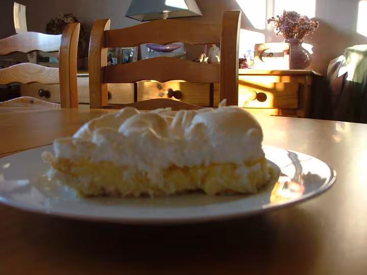 Une part de la delicieuse tarte au citron meringuee