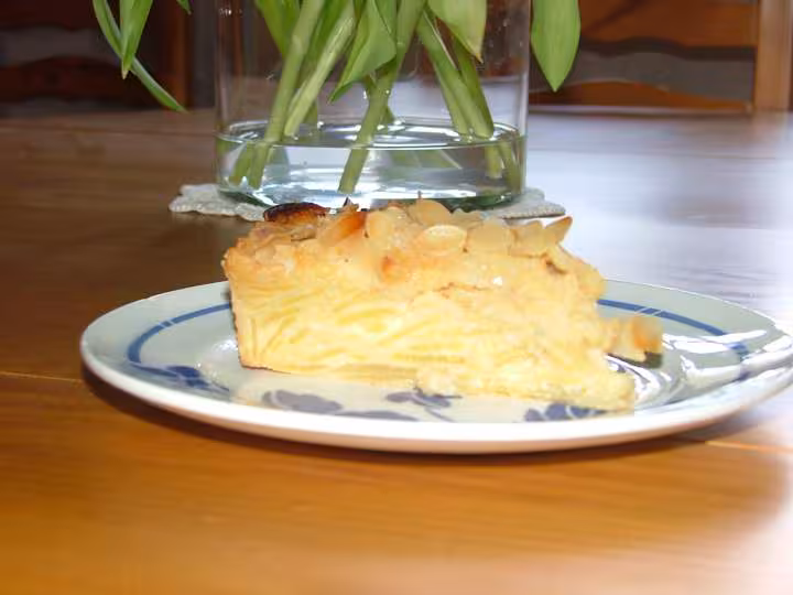 Une part du crousti fondant on voit les differentes couches de pommes