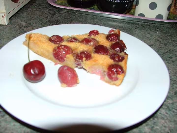 Une petite part du clafoutis delicieux