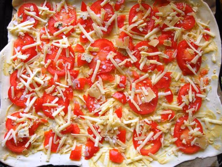 Tarte feuilletee a la tomate et au cantal