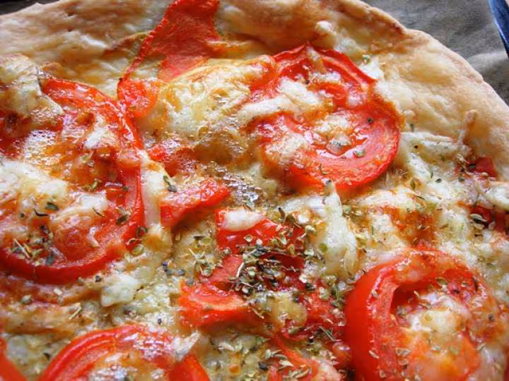 Tarte feuilletee a la tomate et au cantal