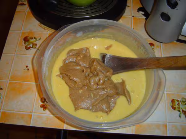 Incorporation du melange marron beure au reste de la pate