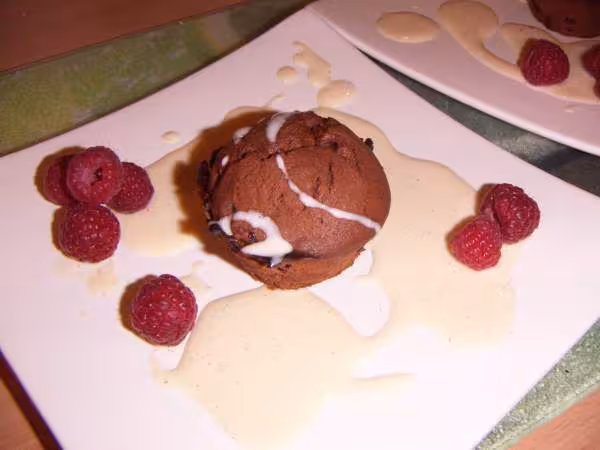 Gateaux choco framboises sur assiette