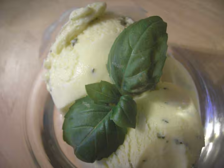 Glace au basilic