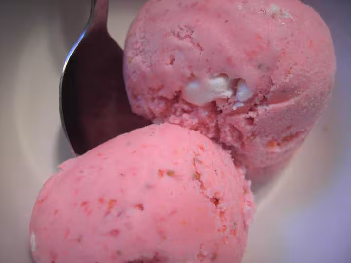 Glace fraise meringuee