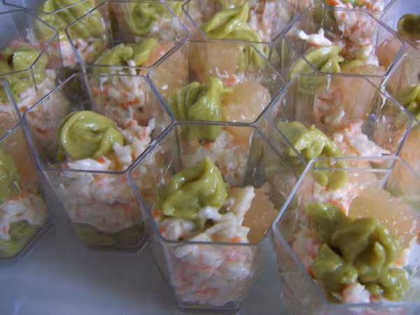 Petites verrines guacamole surimi mayo petit morceau de pamplemousse guacamole
