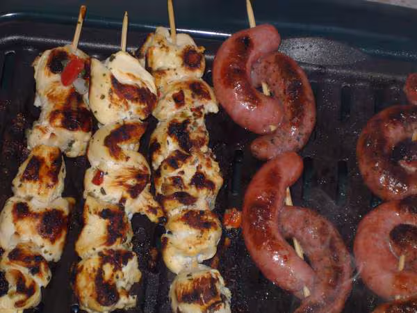 Brochettes de poulet et brochettes de saucisses