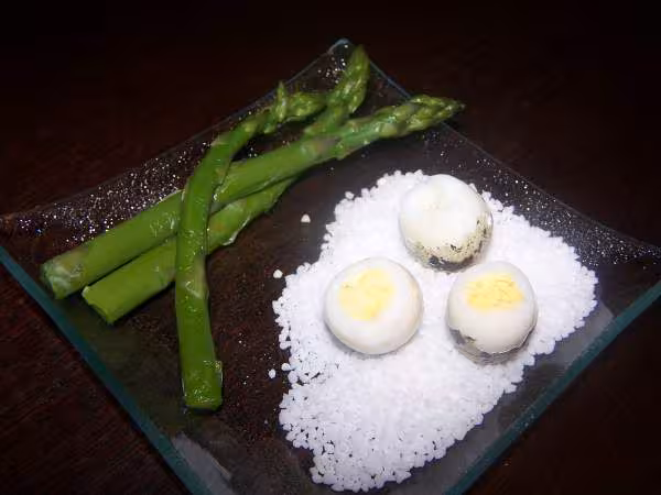 Asperges et oeufs de caille mollet