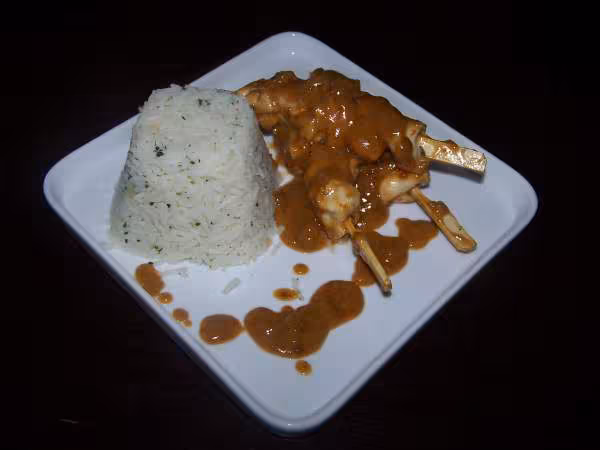 Brochettes de poulet satay et riz basmati a l ananas