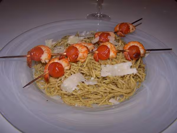 Spaghetti au pesto et brochettes de crevettes