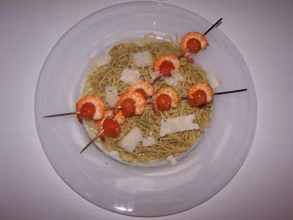 Spaghetti au pesto et brochettes de crevettes