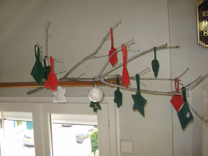 Branche avec des sujet en feutrine pour noel
