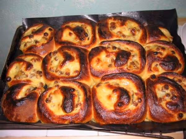Pains brioches aux raisins cuits