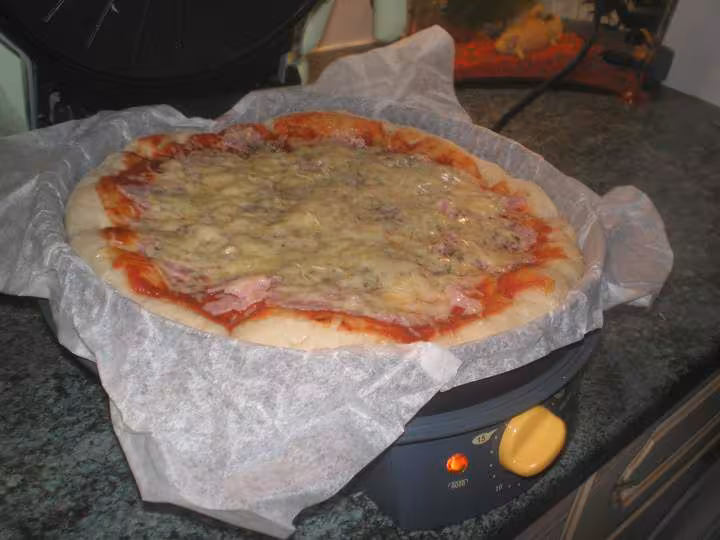 Pizza avant cuisson dans les tarte express