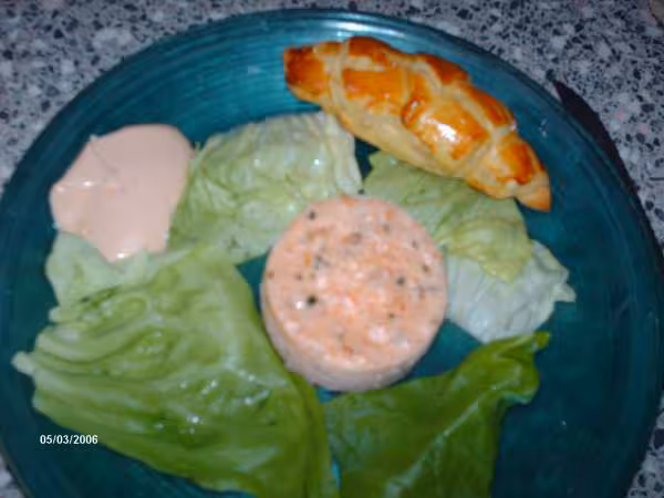 Terrine de saumon petit croissant au saumon sauce cocktail