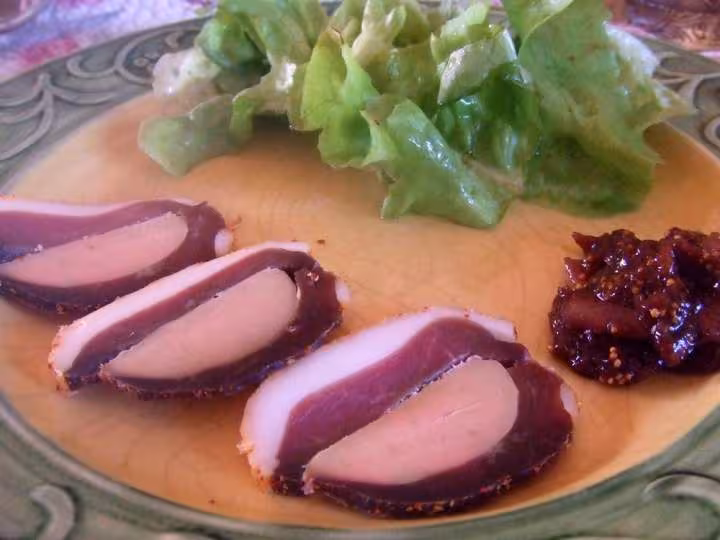 Magret seche au foie gras et compote de figues