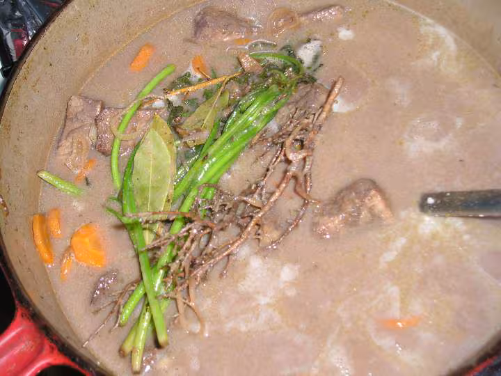 Cuisson avec la marinade et le bouillon