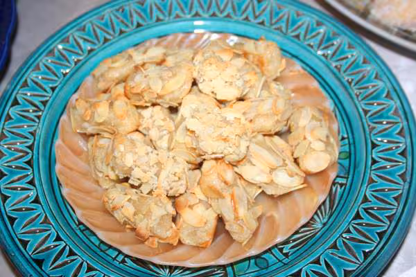 Gateaux pate amandes roulees dans amandes effilees