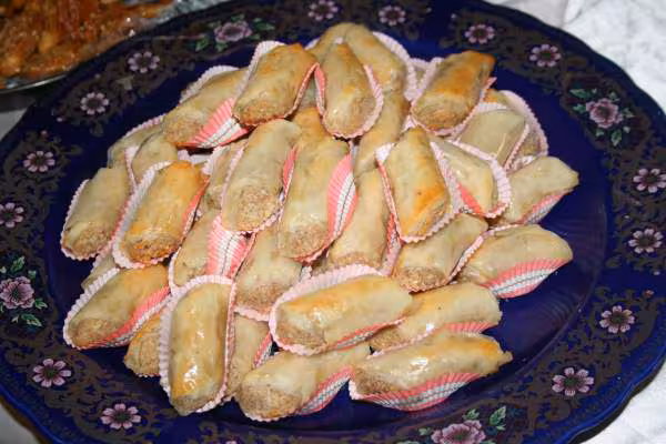 Sorte de baklawas en losange aux amandes noix cacahuetes noix coco