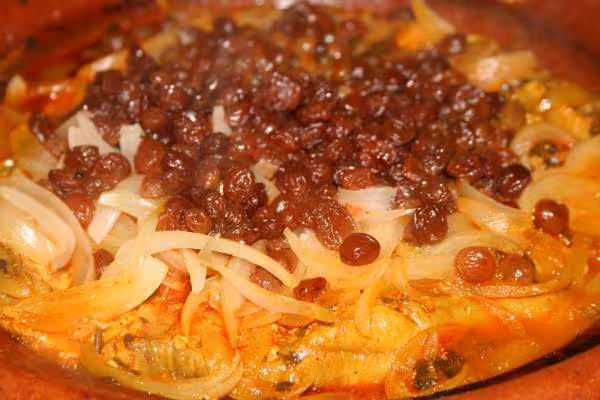 Tagine de congres aux oignons et raisins secs