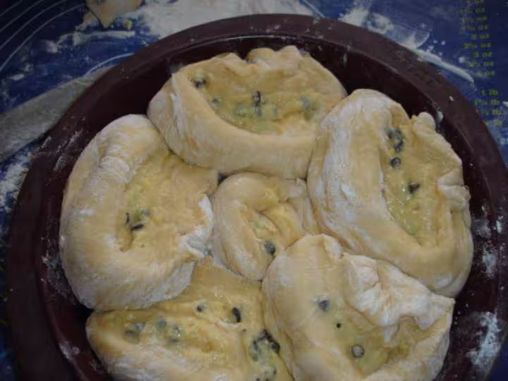 Pate dans le moule avec jaune d oeuf dessus