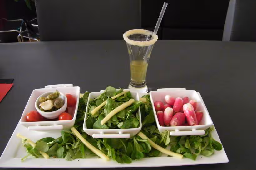 Salade fraiche et sa boisson rafraichissante
