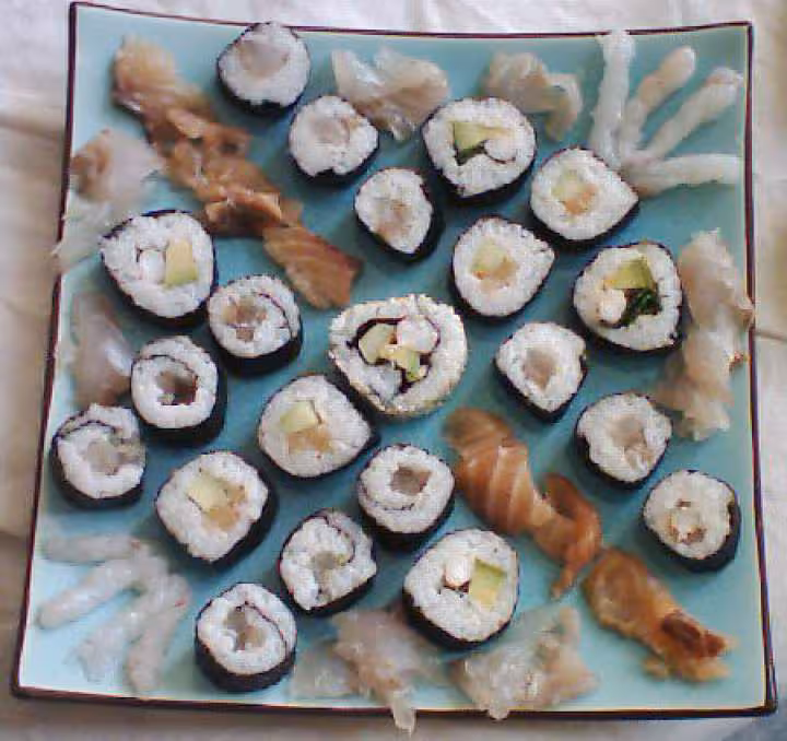 Assortiment de maki et sashimi