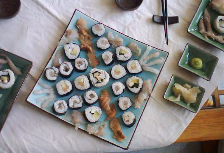 Assortiment de maki et sashimi