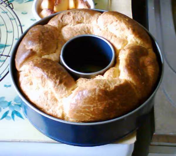 Brioche au beurre en couronne a la sortie du four