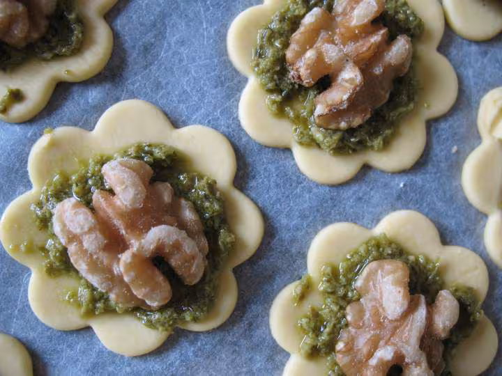 Feuilletes pesto et noix