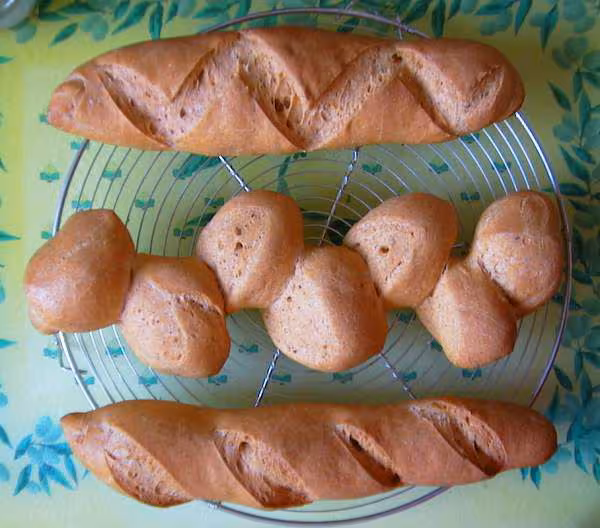 Fournee de pains a la tomate