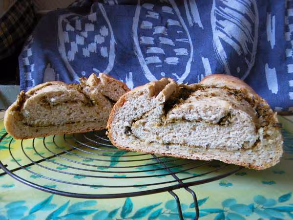 Interieur du pain roule aux olives et basilic