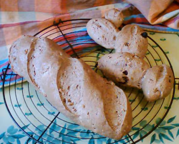 Pain aux noix et baguette epis noix raisins