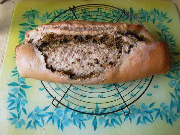 Pain roule aux olives et basilic