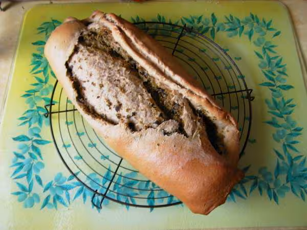Pain roule aux olives et basilic