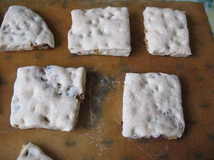 Pains aux raisins en levee