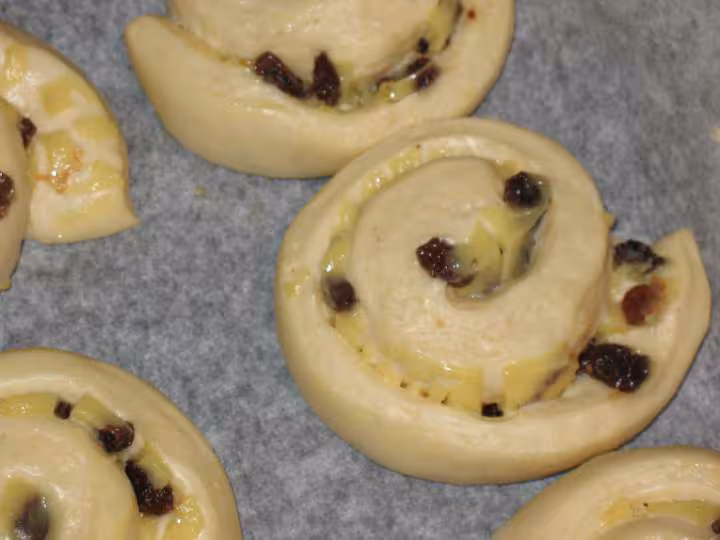 Petits pains aux raisins leves