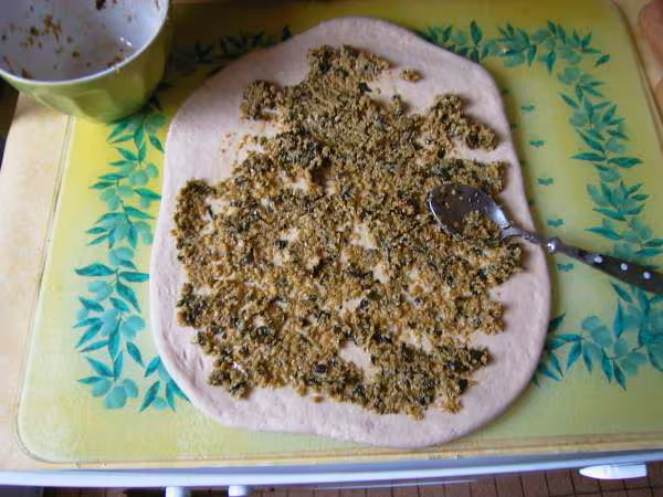Preparation pain roule aux olives et basilic