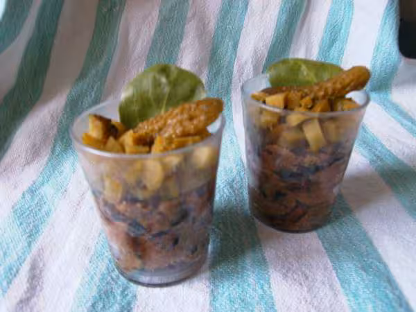 Verrines de pate vegetal et cornichons