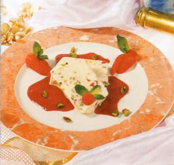 Nougat glace sur coulis de fruits rouges