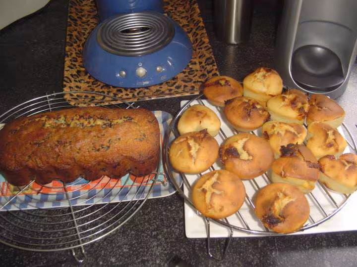 Cake aux granules de chocolat et muffins au chocolat blanc